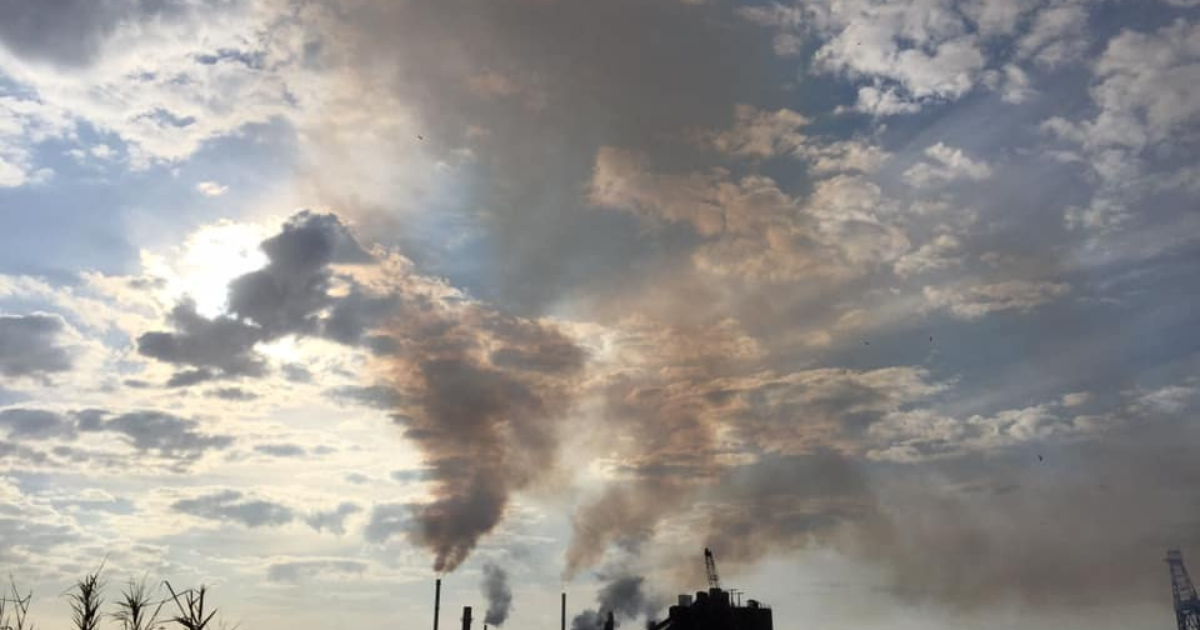 A Koch-owned manufacturing plant spewing sulfur into the air